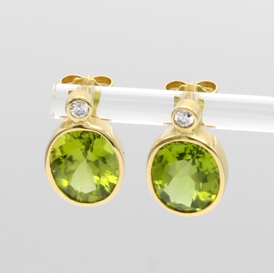 Image 27103540 - Paar Ohrstecker mit Peridots und Brillanten, GG 750/000, ovale Peridots zus. ca. 9.46 ...