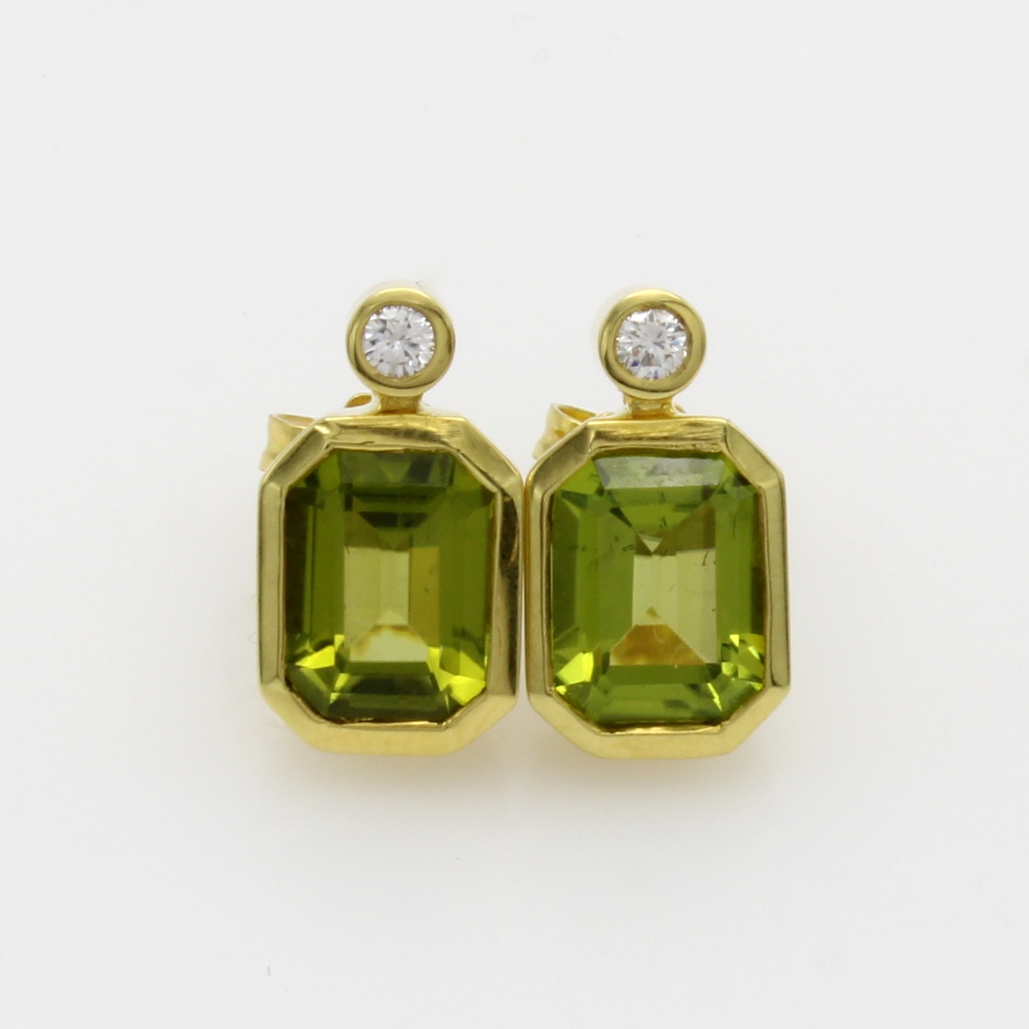 Image 27103541 - Paar Ohrstecker mit Peridots und Brillanten, GG 585/000, achteck. Peridots zus. ca. 4.6 ...