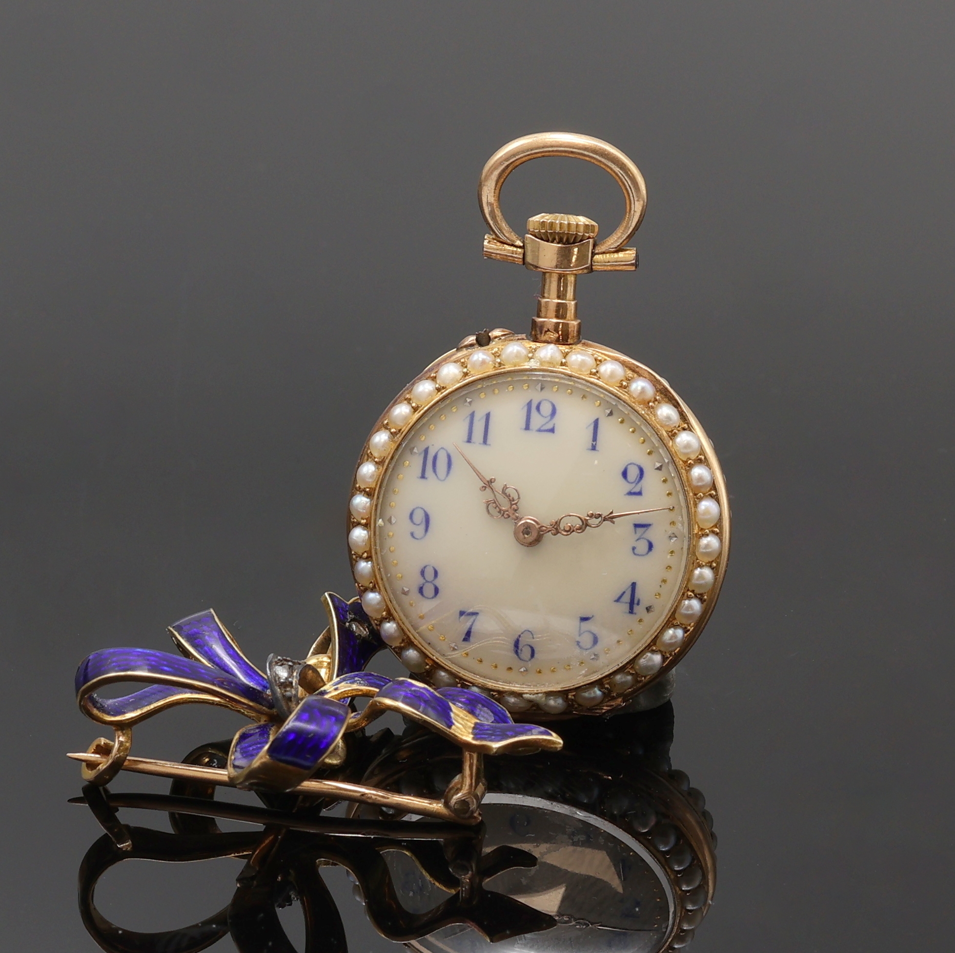 Detail a: Emaillierte offene Damentaschenuhr in GG 750/000 mit Diamanten und emaillierter Brosche in Form einer Schleife, Schweiz/Frankreich um 1890, Ränder ...