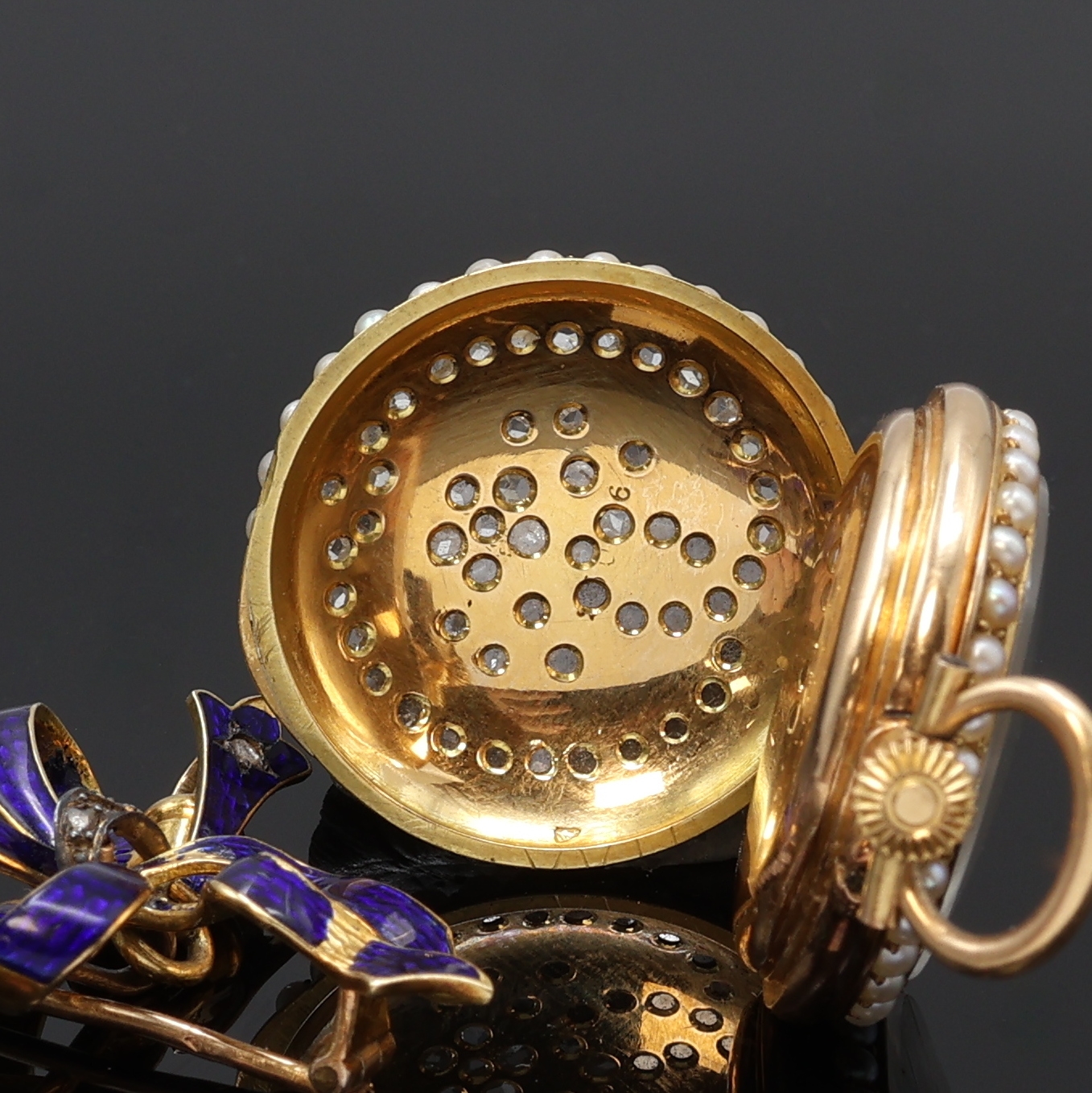 Detail b: Emaillierte offene Damentaschenuhr in GG 750/000 mit Diamanten und emaillierter Brosche in Form einer Schleife, Schweiz/Frankreich um 1890, Ränder ...