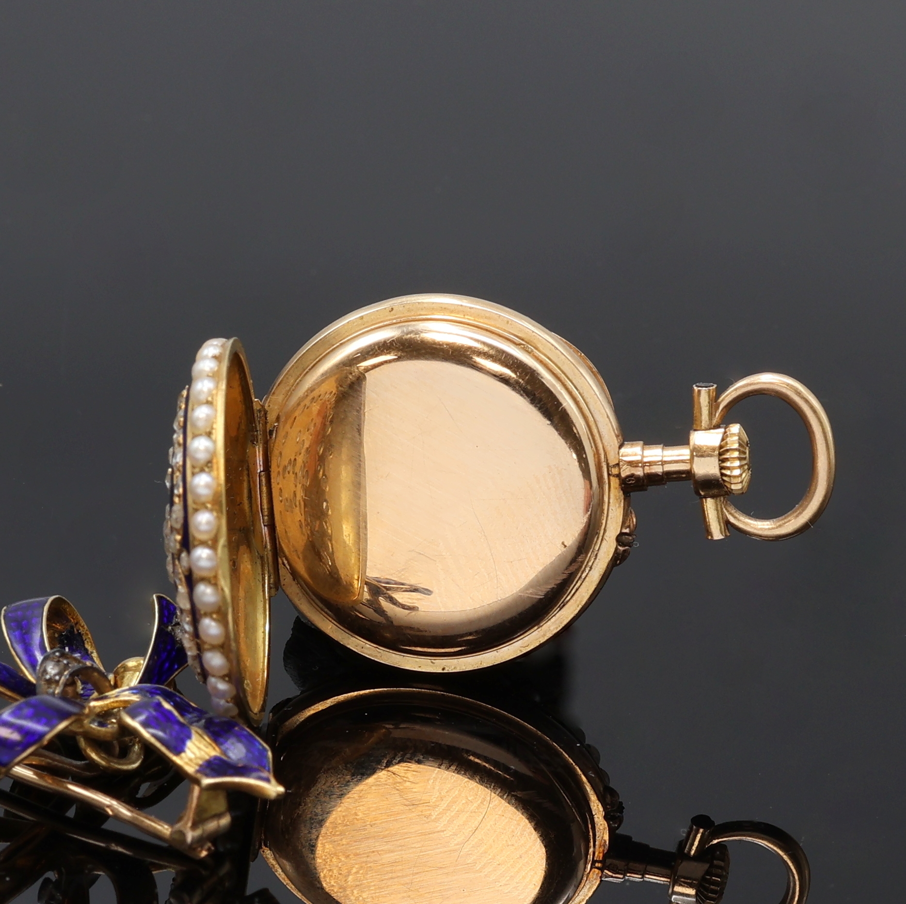 Detail c: Emaillierte offene Damentaschenuhr in GG 750/000 mit Diamanten und emaillierter Brosche in Form einer Schleife, Schweiz/Frankreich um 1890, Ränder ...