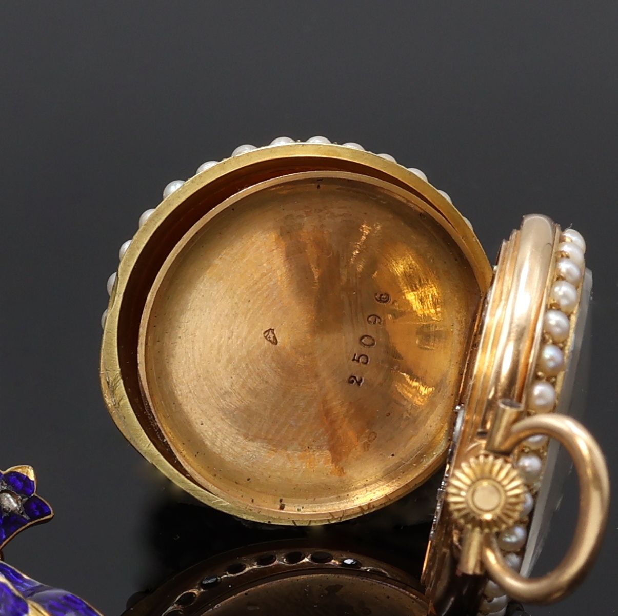 Detail d: Emaillierte offene Damentaschenuhr in GG 750/000 mit Diamanten und emaillierter Brosche in Form einer Schleife, Schweiz/Frankreich um 1890, Ränder ...