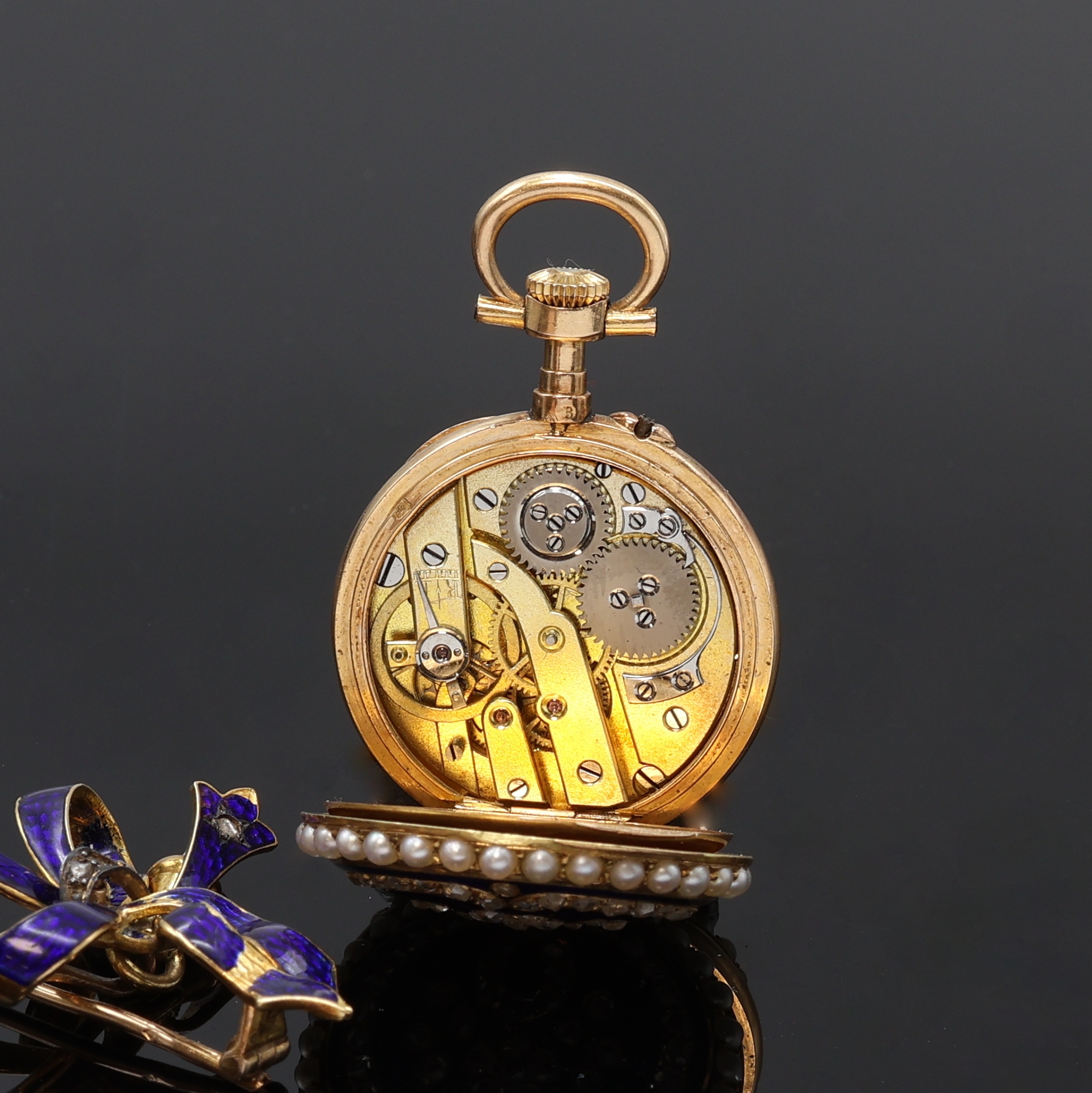 Detail e: Emaillierte offene Damentaschenuhr in GG 750/000 mit Diamanten und emaillierter Brosche in Form einer Schleife, Schweiz/Frankreich um 1890, Ränder ...