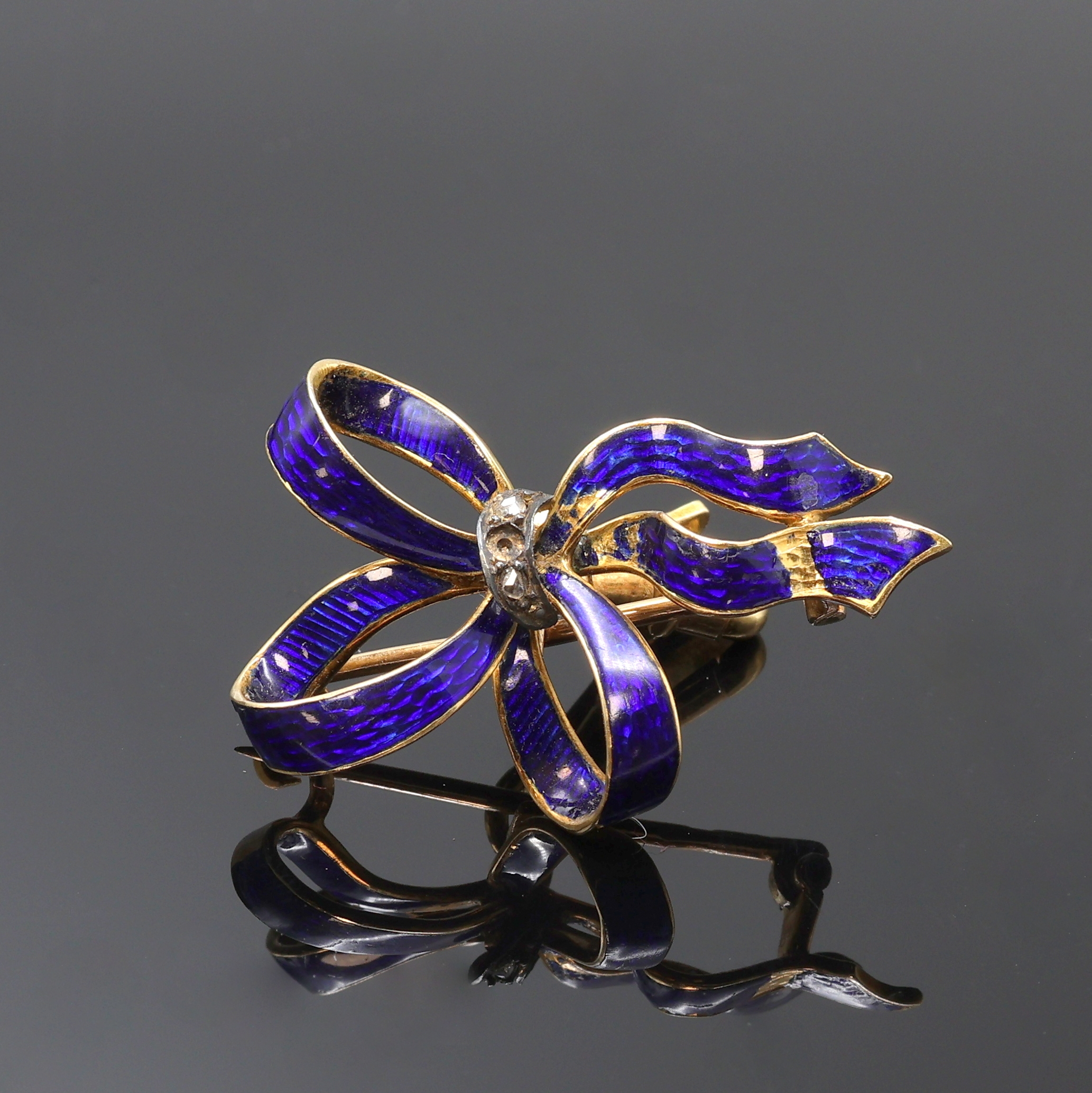 Detail g: Emaillierte offene Damentaschenuhr in GG 750/000 mit Diamanten und emaillierter Brosche in Form einer Schleife, Schweiz/Frankreich um 1890, Ränder ...