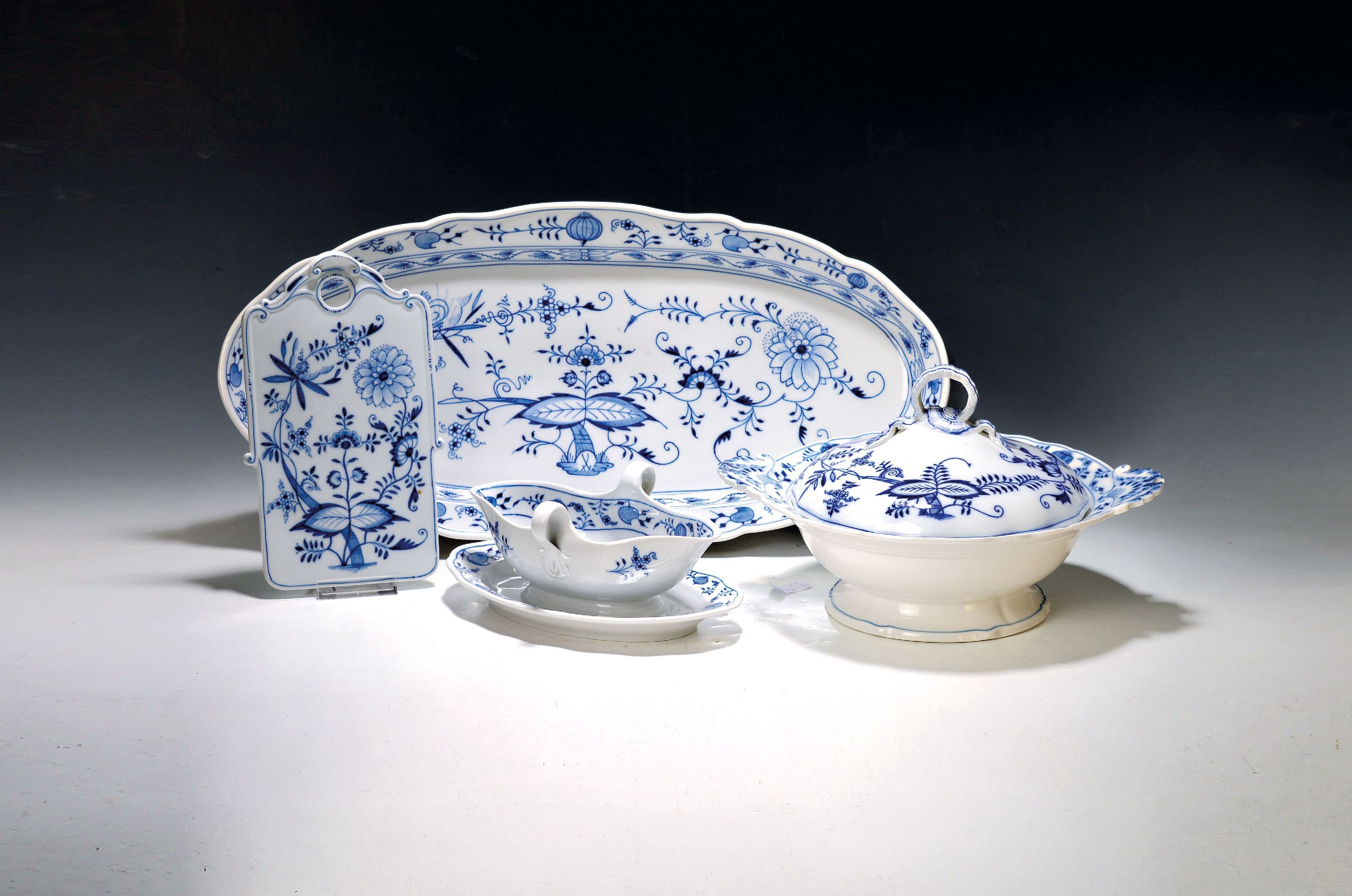 Image 27103556 - 4 Teile Porzellan, Meissen, Ende 19. Jh., blaues Zwiebelmuster, ovale Platte, 2.Wahl, ...