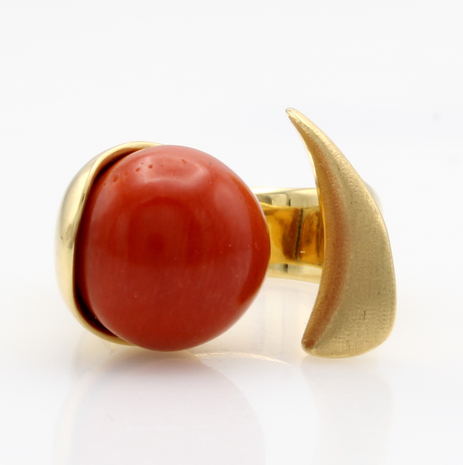 Image 27103557 - Ring mit Koralle, GG 585/000, offene Ring- schiene, bouttonf. Koralle ca. 13,5 mm, ...