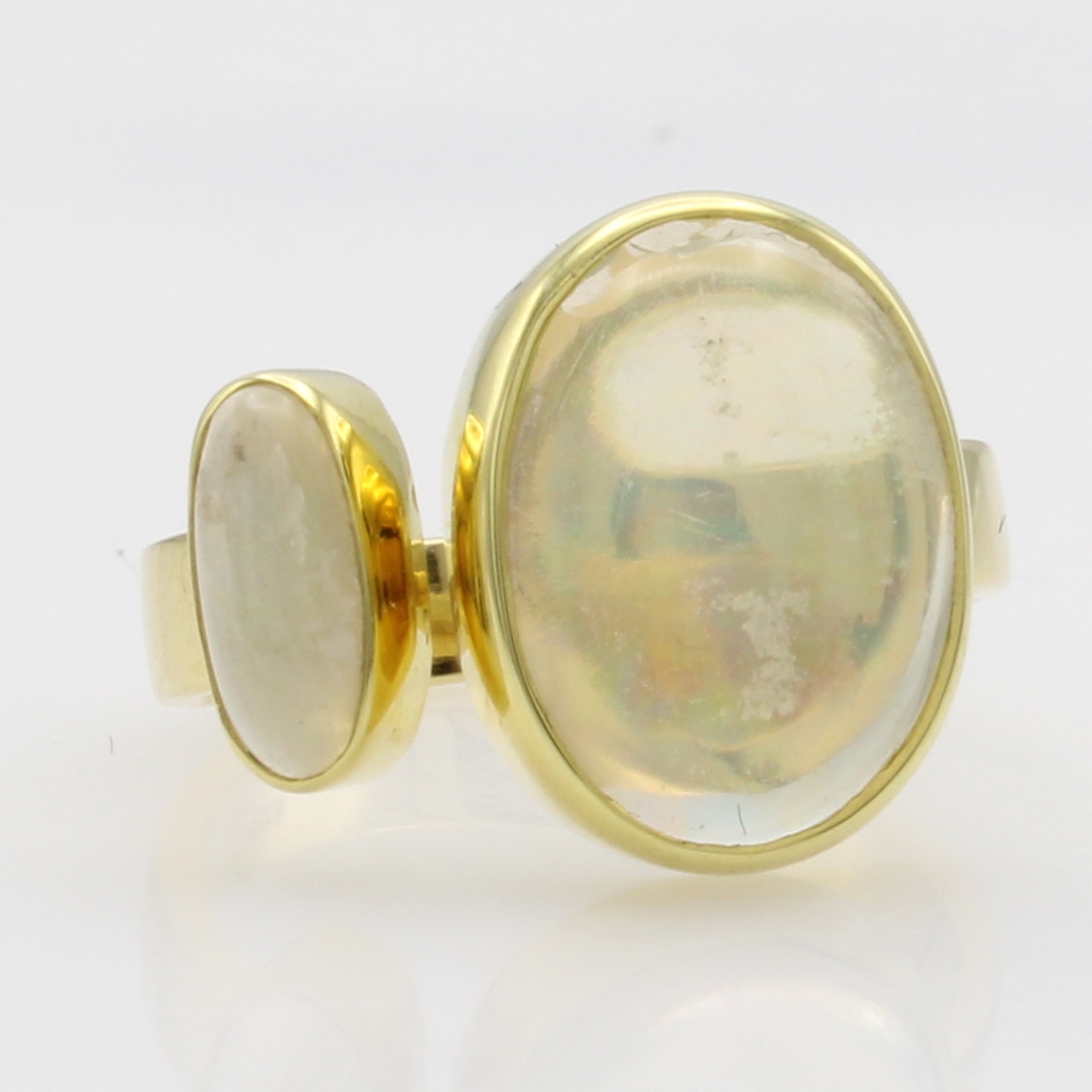 Image 27103563 - Ring mit Opalen, GG 585/000, offene Ring- schiene, 2 Opalcabochons zus. ca. 3.7 ct, RW ...