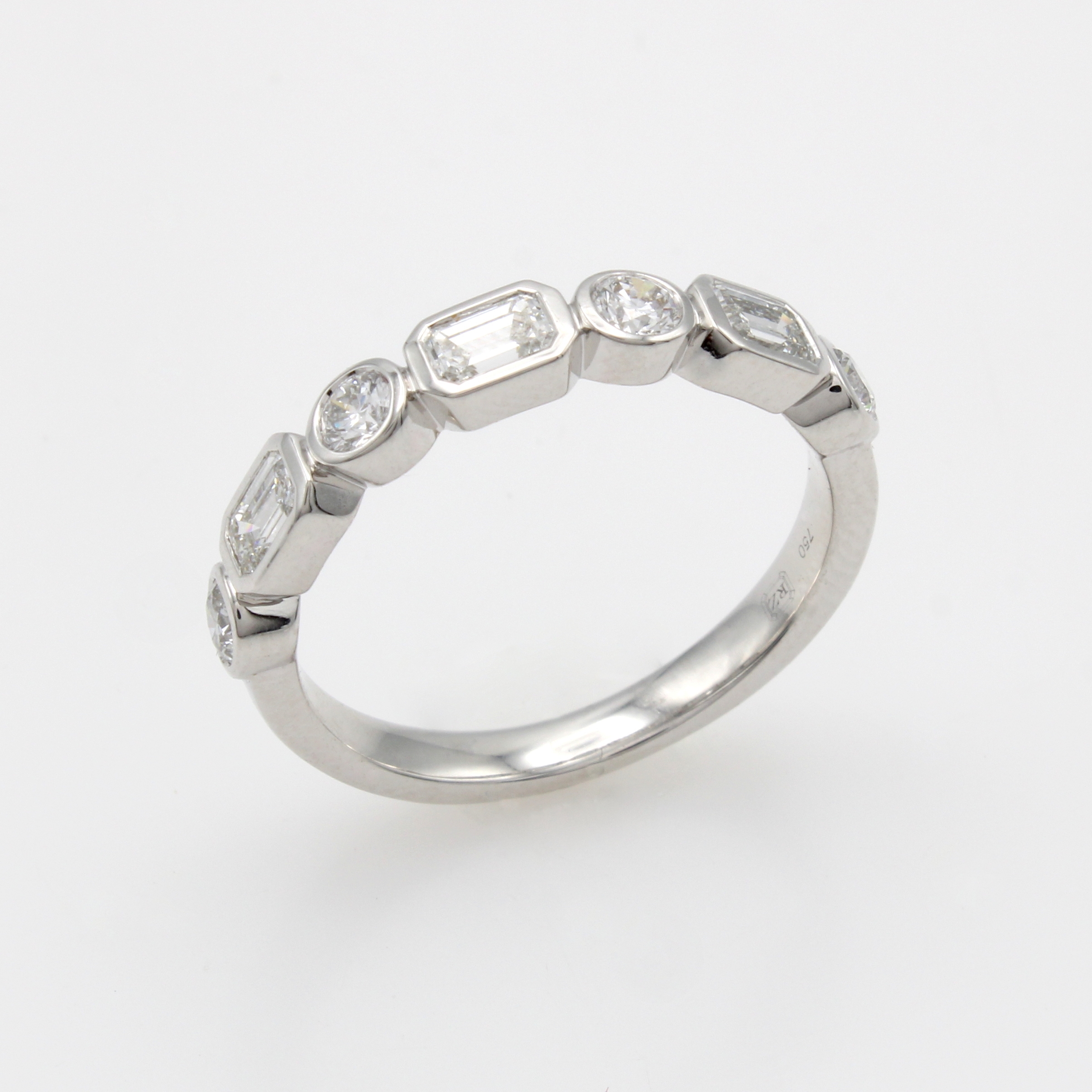 Image 27103573 - Ring mit Diamanten und Brillanten, WG 750/000, 3 Diam. im Smaragdschliff zus. ca. 0.56 ...