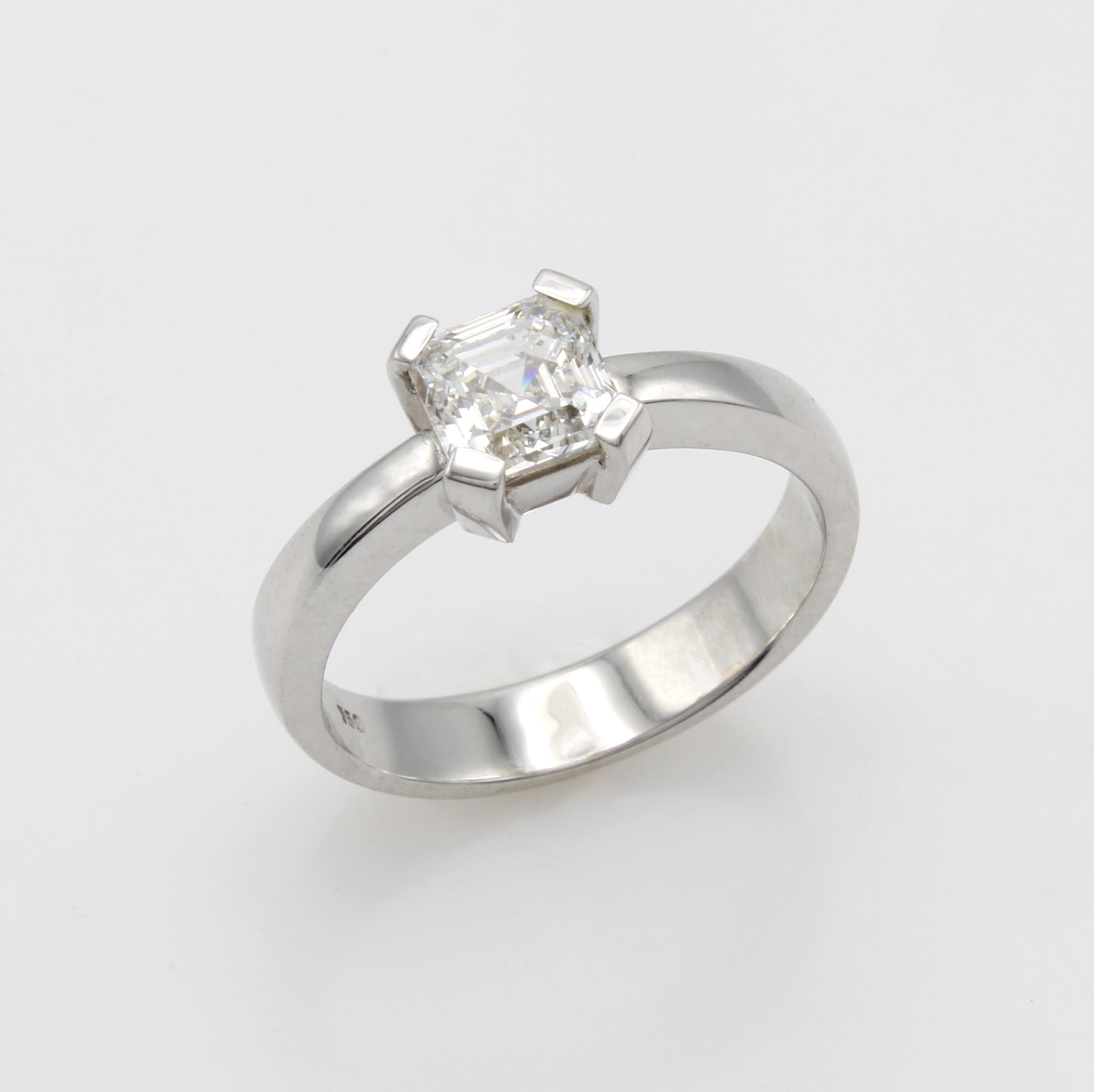 Image 27103583 - Ring mit Diamant, WG 750/000, Diam. im quadratischen Smaragdschliff in breiter 4er ...