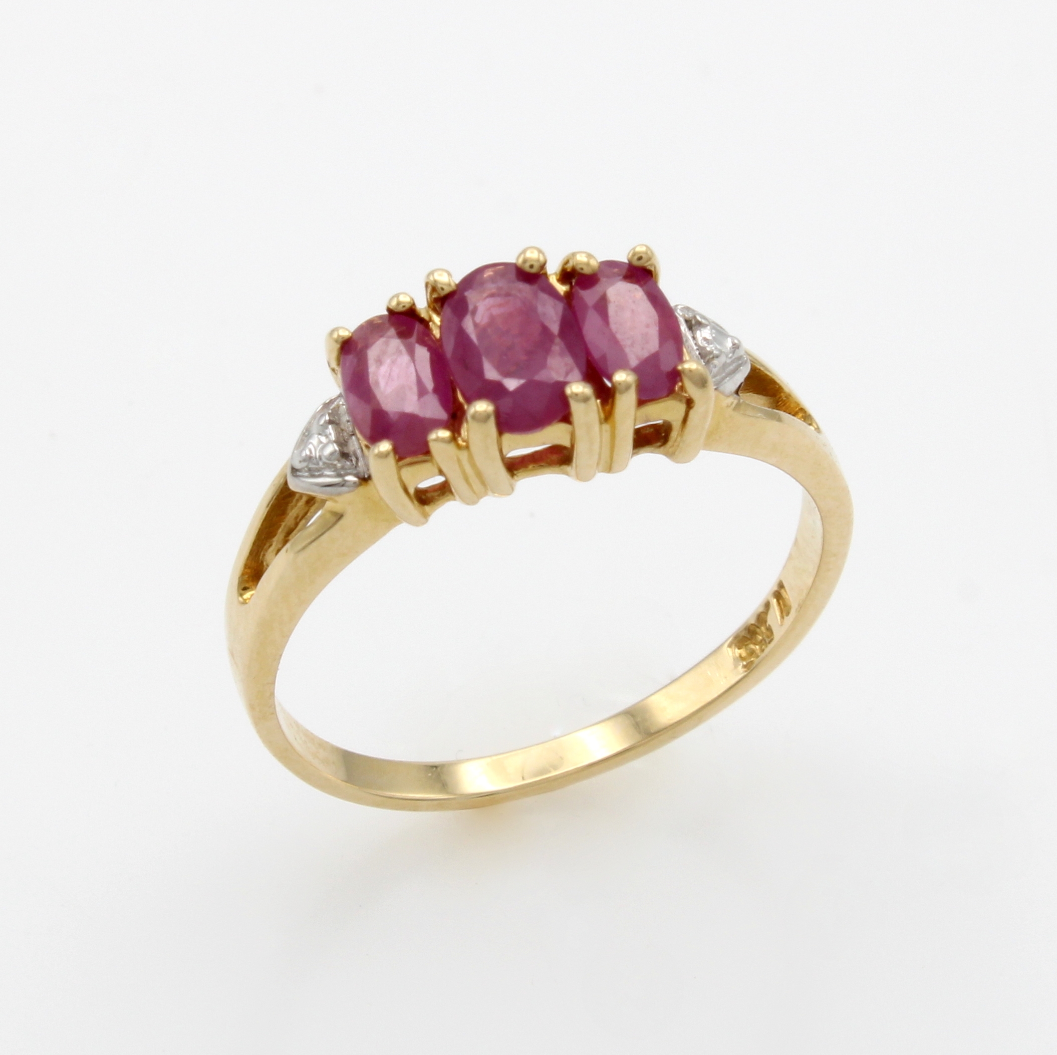 Image 27103585 - Ring mit Rubinen, GG 585/000, Ringschiene z.T. offen gearb., 3 ovale, fac. Rubine, RW ...