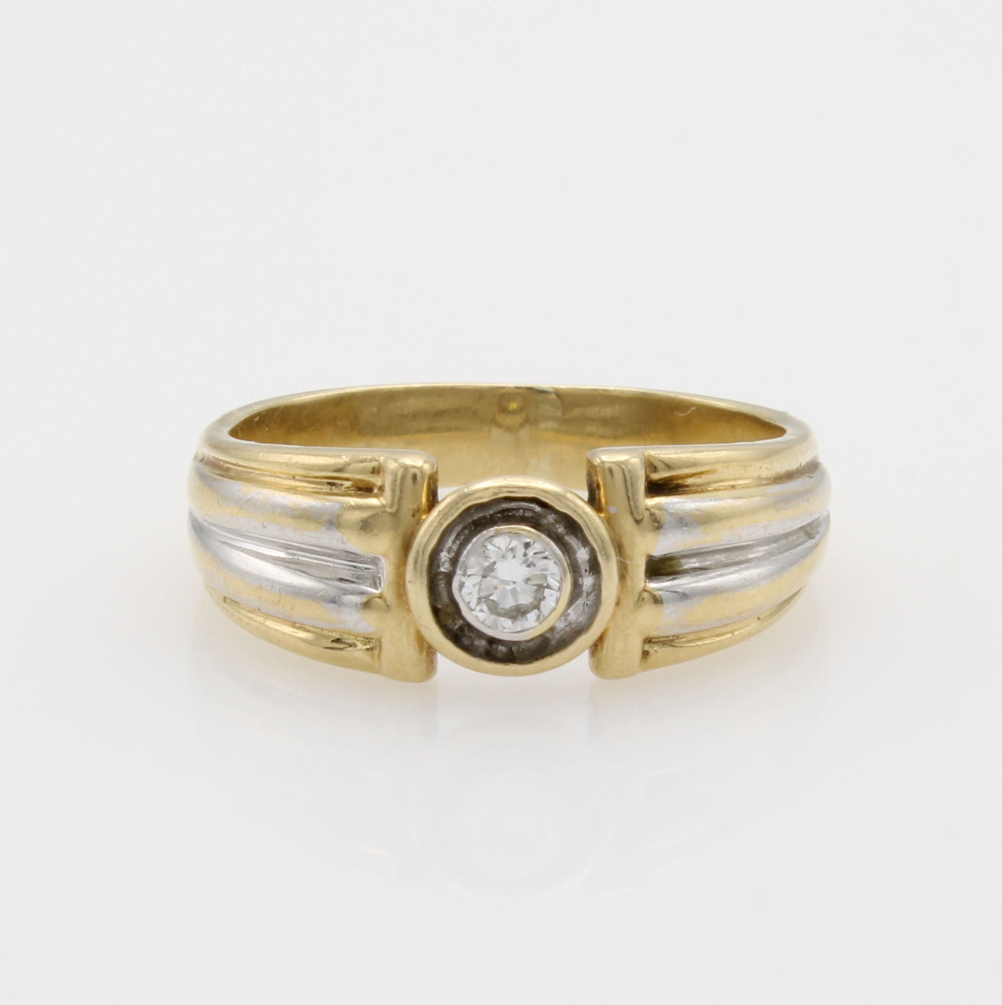 Image 27103588 - Ring mit Brillantsolitär, GG/WG 585/000, Brill. ca. 0.10 ct Weiß/si, geriefte Ring- ...