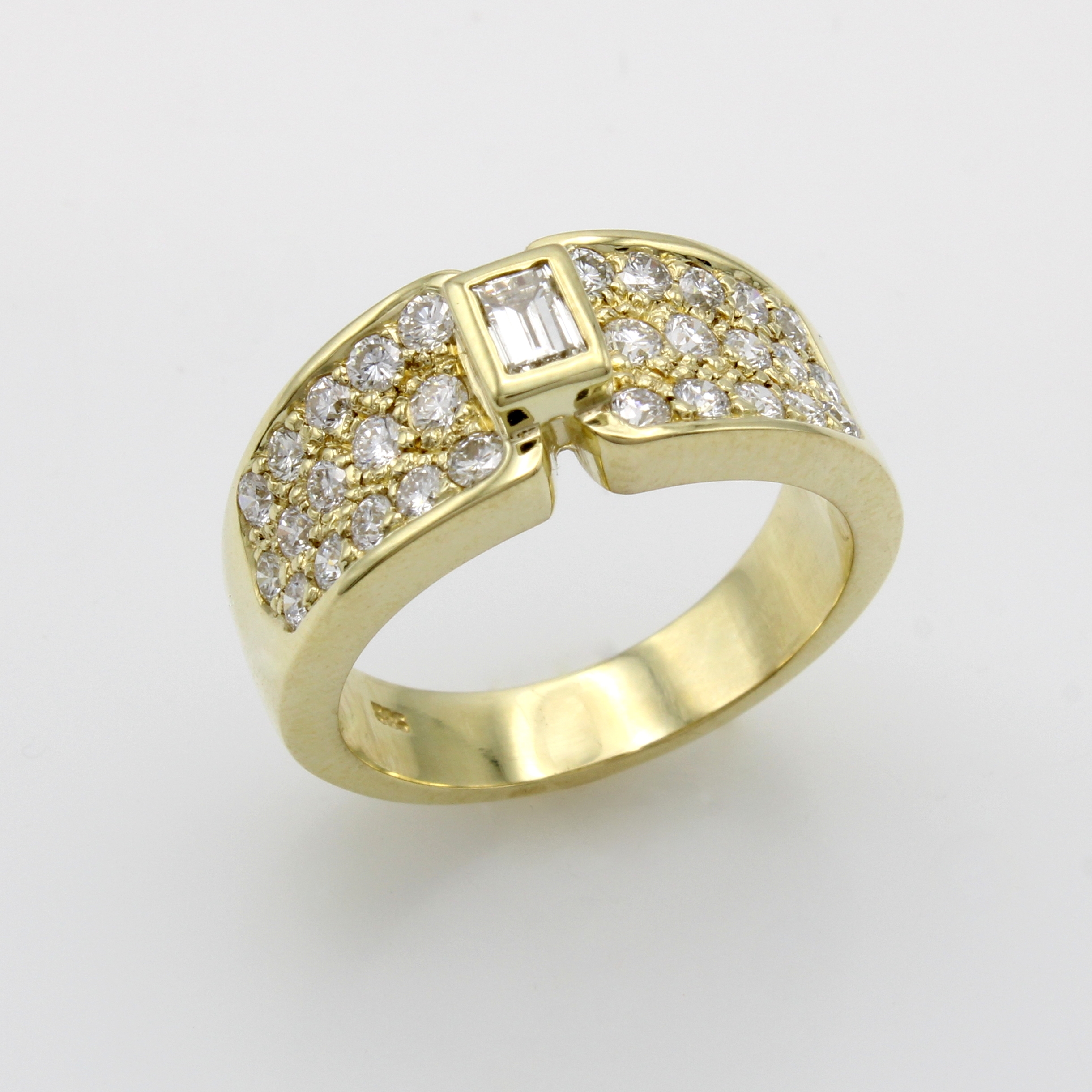 Image 27103589 - Ring mit Diamant und Brillanten, GG 585/000,mittiger Diam. im Rechteck geschliffen ca. ...