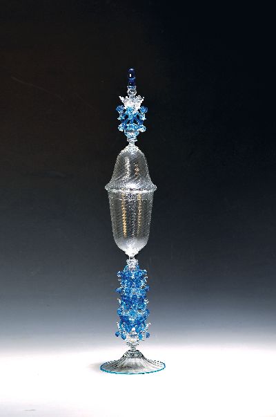Image Großer Glas-Deckelpokal, wohl Davide Fuin (geb. 1962), Murano, farbloses und blaues ...