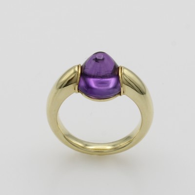 27103506a - Ring mit Amethyst, GG 585/000, Amethyst- cabochon im Bullet-Cut ca. 5 ct, RW 53 ...