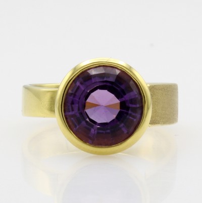 Image Ring mit Amethyst, GG 585/000, Ringschiene versetzt u. z.T. matt., runder Amethyst ca. ...