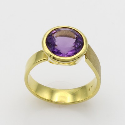 27103514a - Ring mit Amethyst, GG 585/000, Ringschiene versetzt u. z.T. matt., runder Amethyst ca. ...