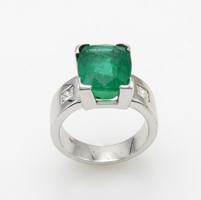 27103521a - Ring mit Smaragd und Diamanten, WG 750/000, 2 Diam. seitl. gef. zus. ca. 0.40 ct ...