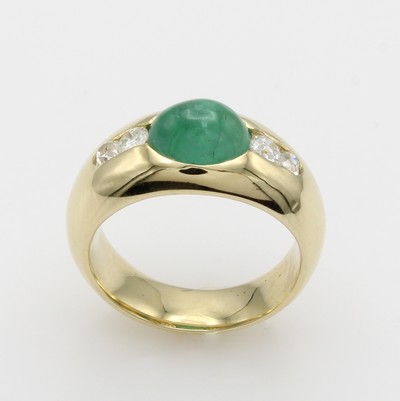 27103522a - Ring mit Smaragd und Brillanten, GG 585/000,4 Brill. zus. ca. 0.41 ct l.get.Weiß/p1, ...