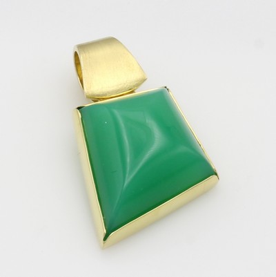 Image Anhänger mit Chrysopras, GG 585/000, Chryso-pras ca. 33.9 ct, matt. Öse Schätzpreis: ...
