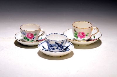 Image 3 Mokkatassen mit Untertassen, Meissen, um 1900, 1x rote Rose, Goldrand, 1x Blume I ...