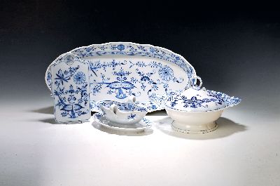 Image 4 Teile Porzellan, Meissen, Ende 19. Jh., blaues Zwiebelmuster, ovale Platte, 2.Wahl, ...