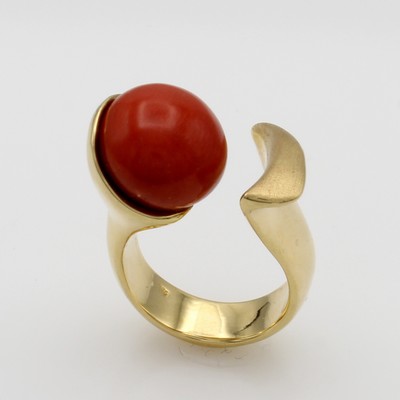 27103557a - Ring mit Koralle, GG 585/000, offene Ring- schiene, bouttonf. Koralle ca. 13,5 mm, ...