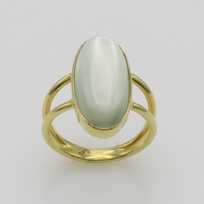 27103560a - Ring mit Mondstein, GG 750/000, Mondstein- cabochon ca. 9.4 ct, RW ca. 57 Schätzpreis: ...