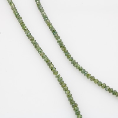 27103562a - Diamantstrang, grüne Diamantlinsen (beh.) zus. ca. 35.85 ct, L. ca. 42 cm Schätzpreis: ...