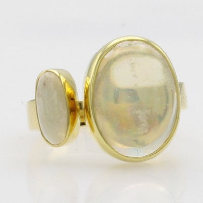 Image Ring mit Opalen, GG 585/000, offene Ring- schiene, 2 Opalcabochons zus. ca. 3.7 ct, RW ...