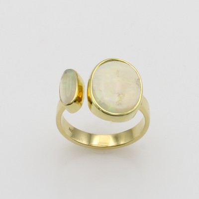 27103563a - Ring mit Opalen, GG 585/000, offene Ring- schiene, 2 Opalcabochons zus. ca. 3.7 ct, RW ...