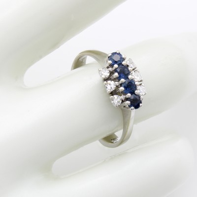 27103565a - Ring mit Saphiren und Brillanten, WG 750/000, 4 fac. Saphire zus. ca. 0.60 ct, 6 Brill. ...