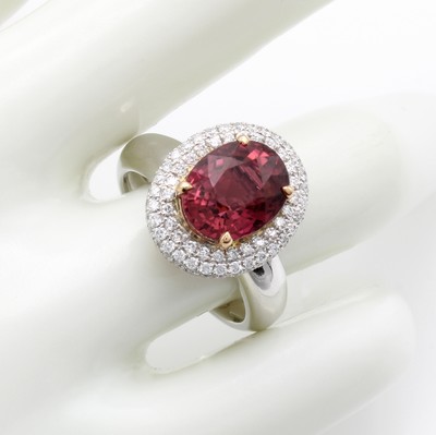 27103572a - Ring mit Rubellit und Brillanten, WG 750/000, ovaler, fac. Rubellit ca. 3.64 ct, 92 ...
