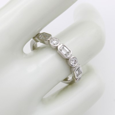 27103573a - Ring mit Diamanten und Brillanten, WG 750/000, 3 Diam. im Smaragdschliff zus. ca. 0.56 ...