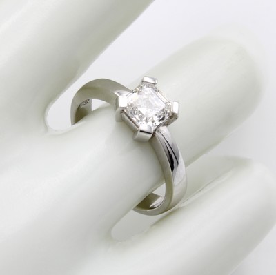 27103583a - Ring mit Diamant, WG 750/000, Diam. im quadratischen Smaragdschliff in breiter 4er ...