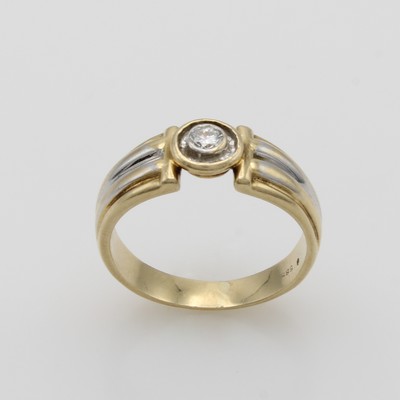 27103588a - Ring mit Brillantsolitär, GG/WG 585/000, Brill. ca. 0.10 ct Weiß/si, geriefte Ring- ...