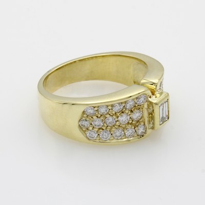 27103589a - Ring mit Diamant und Brillanten, GG 585/000,mittiger Diam. im Rechteck geschliffen ca. ...