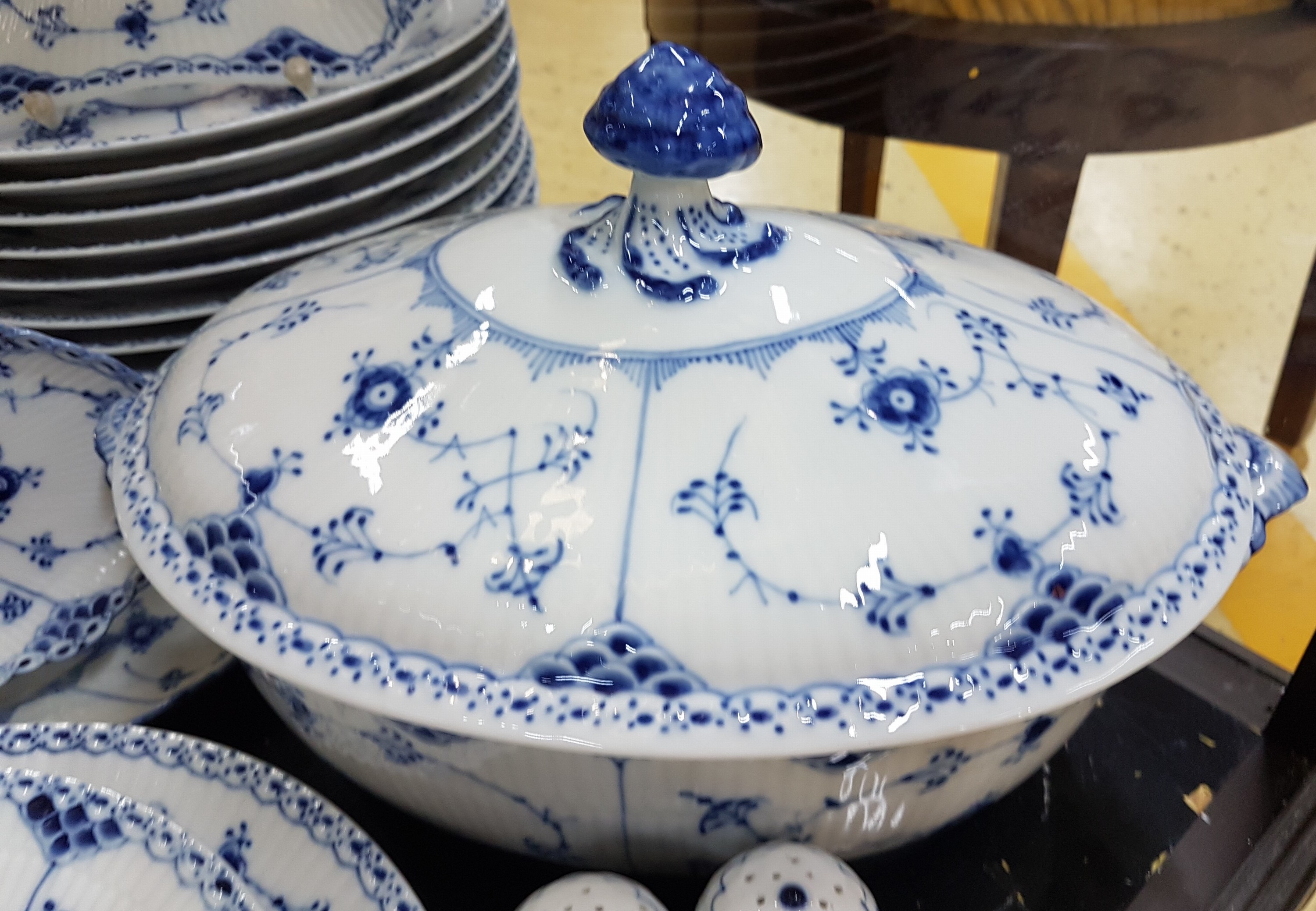 Detail b: Kaffee- und Speiseservice für 12 Personen, Kgl. Kopenhagen, Dekor Musselmalet Halbspitze, Kaffeekanne, Zuckerdose, Milchkännchen, 12 Tassen mit ...