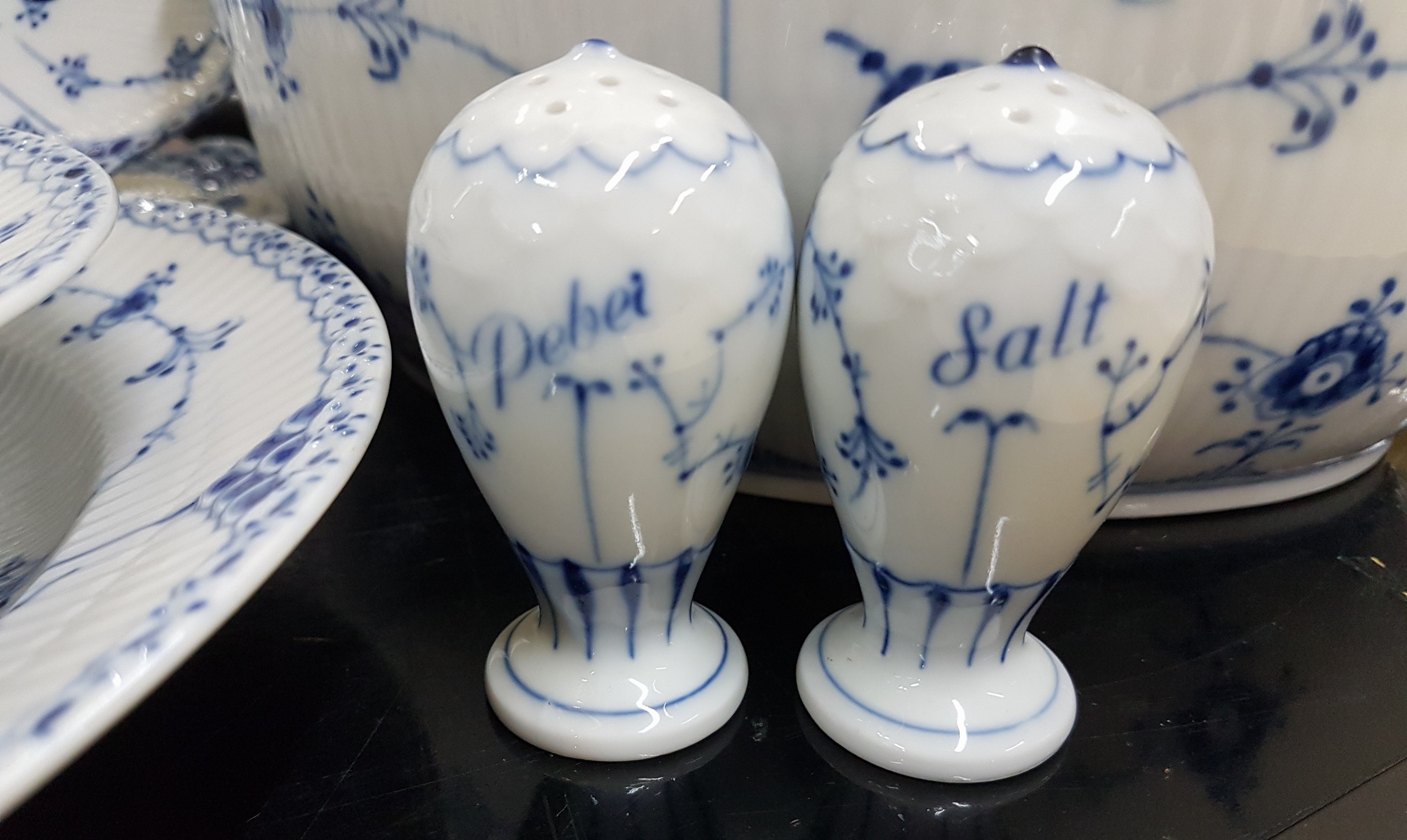 Detail d: Kaffee- und Speiseservice für 12 Personen, Kgl. Kopenhagen, Dekor Musselmalet Halbspitze, Kaffeekanne, Zuckerdose, Milchkännchen, 12 Tassen mit ...
