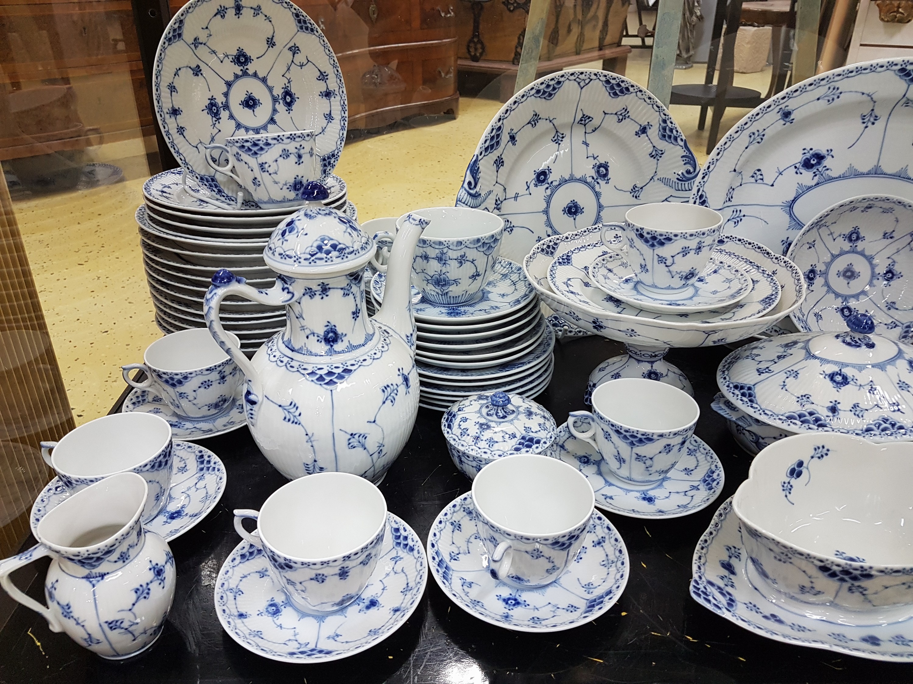 Detail i: Kaffee- und Speiseservice für 12 Personen, Kgl. Kopenhagen, Dekor Musselmalet Halbspitze, Kaffeekanne, Zuckerdose, Milchkännchen, 12 Tassen mit ...