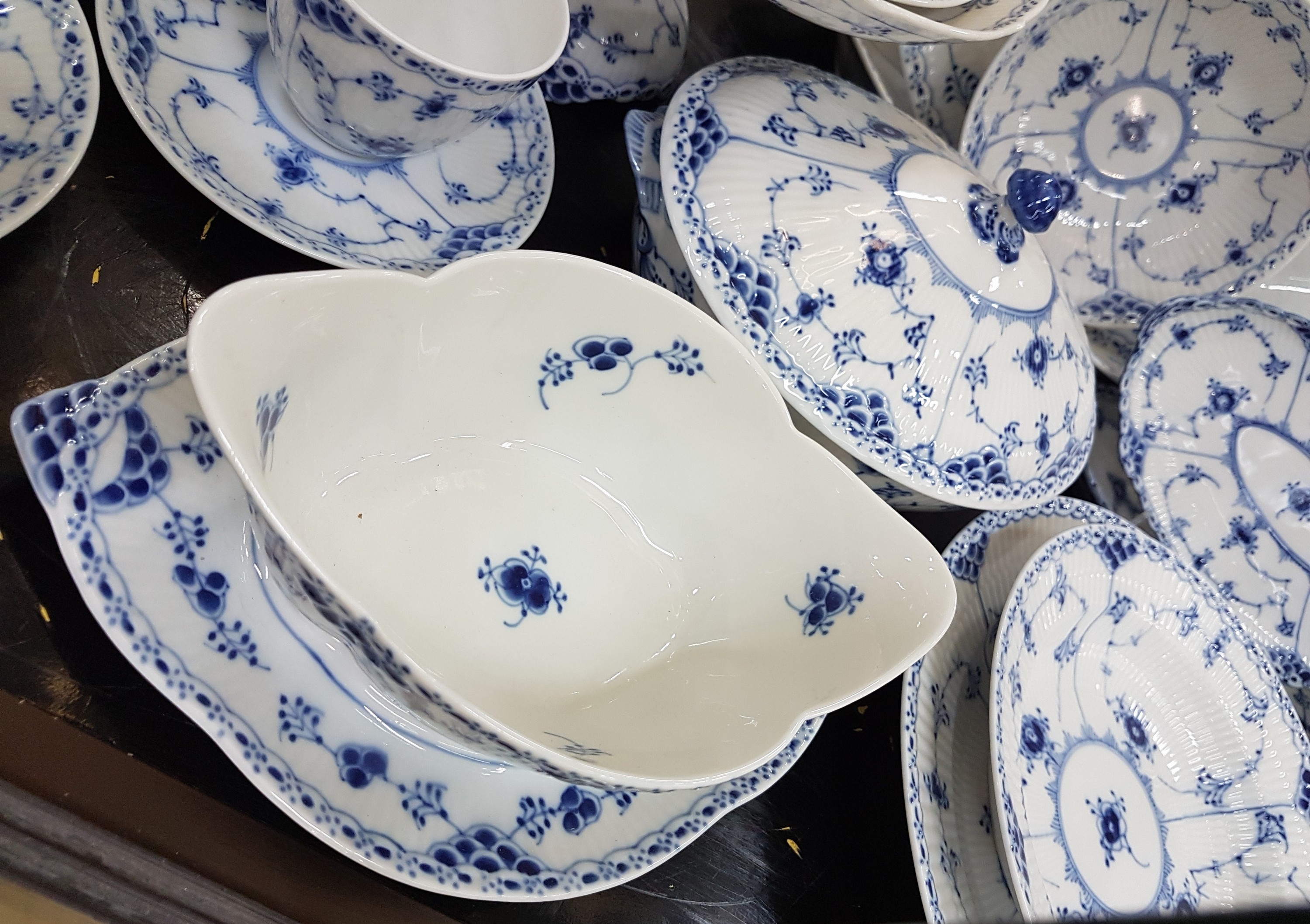Detail j: Kaffee- und Speiseservice für 12 Personen, Kgl. Kopenhagen, Dekor Musselmalet Halbspitze, Kaffeekanne, Zuckerdose, Milchkännchen, 12 Tassen mit ...