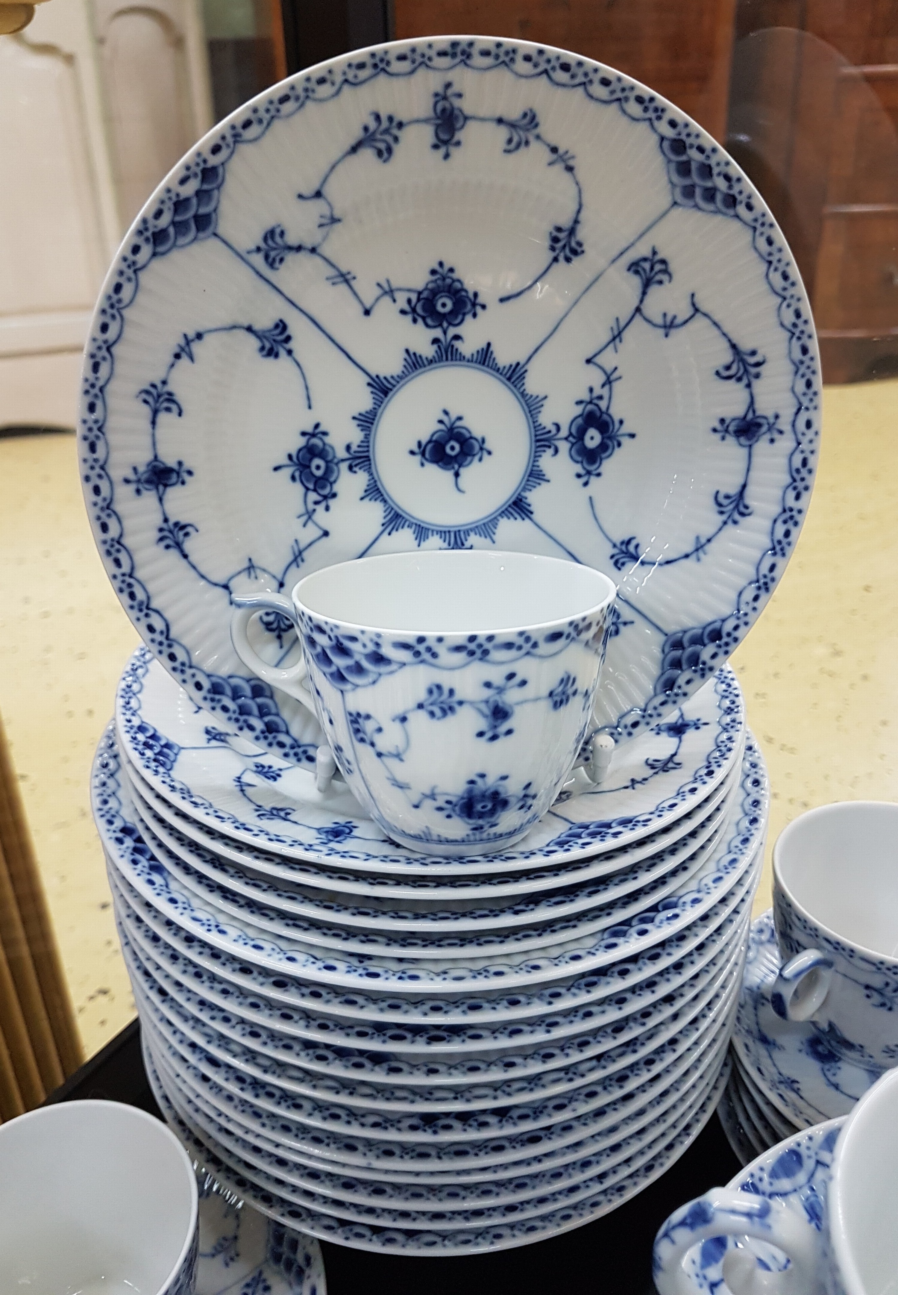 Detail l: Kaffee- und Speiseservice für 12 Personen, Kgl. Kopenhagen, Dekor Musselmalet Halbspitze, Kaffeekanne, Zuckerdose, Milchkännchen, 12 Tassen mit ...