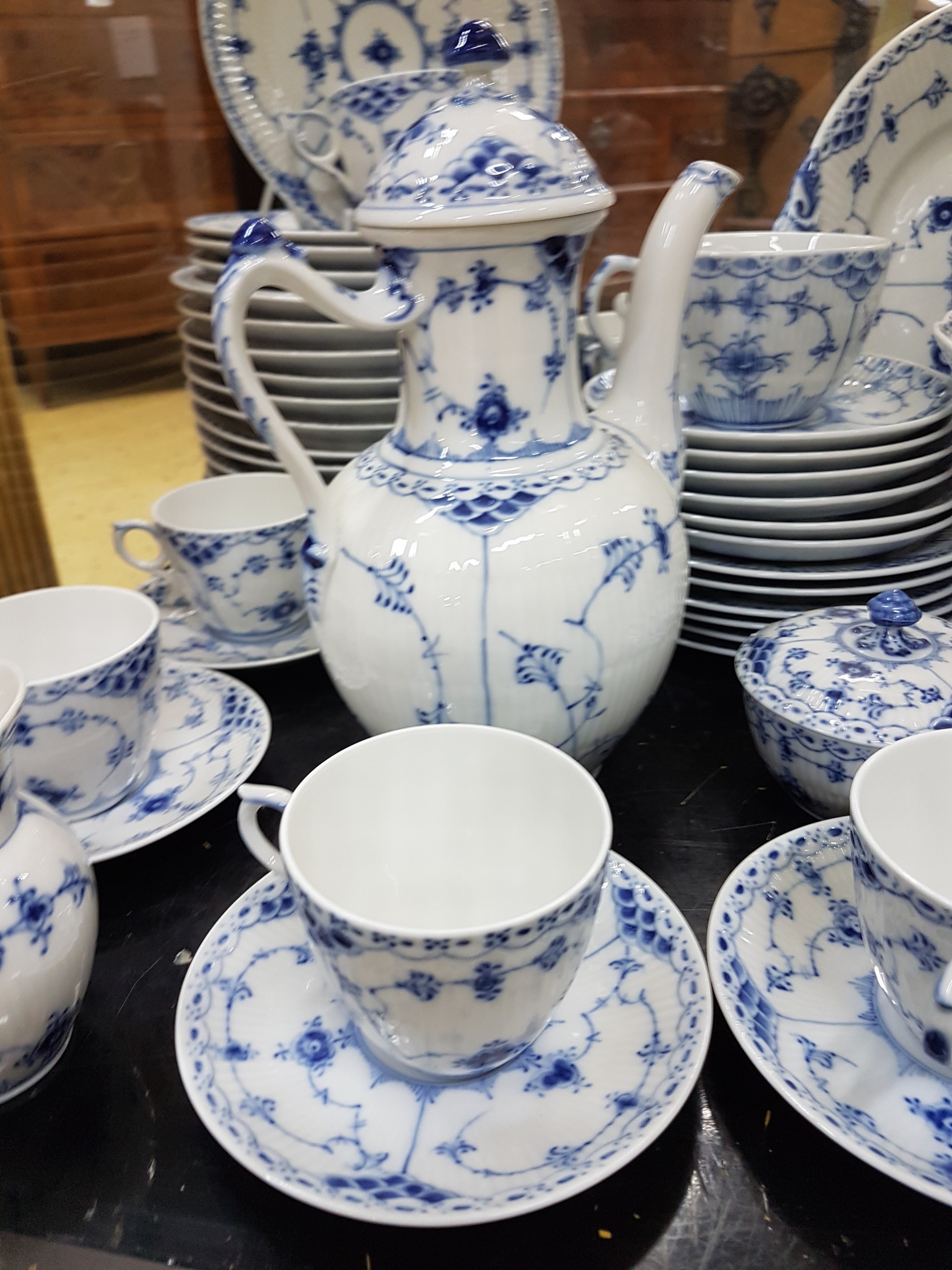 Detail m: Kaffee- und Speiseservice für 12 Personen, Kgl. Kopenhagen, Dekor Musselmalet Halbspitze, Kaffeekanne, Zuckerdose, Milchkännchen, 12 Tassen mit ...