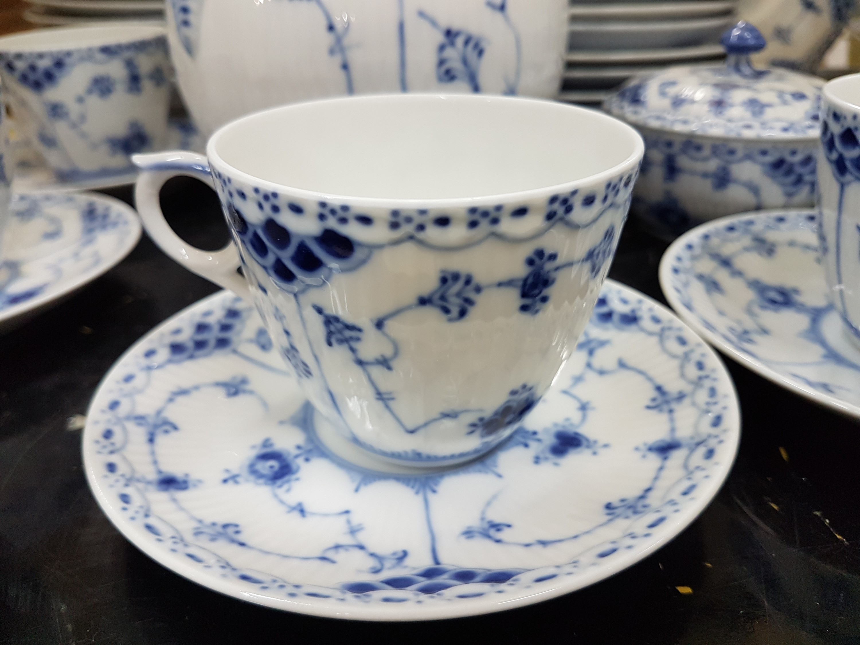 Detail n: Kaffee- und Speiseservice für 12 Personen, Kgl. Kopenhagen, Dekor Musselmalet Halbspitze, Kaffeekanne, Zuckerdose, Milchkännchen, 12 Tassen mit ...