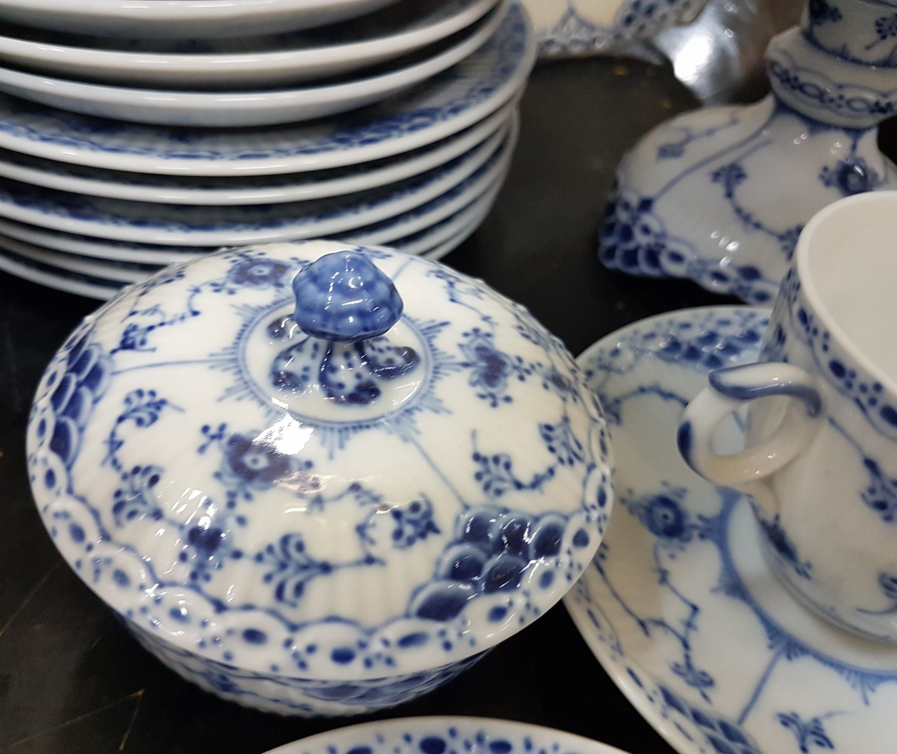 Detail o: Kaffee- und Speiseservice für 12 Personen, Kgl. Kopenhagen, Dekor Musselmalet Halbspitze, Kaffeekanne, Zuckerdose, Milchkännchen, 12 Tassen mit ...