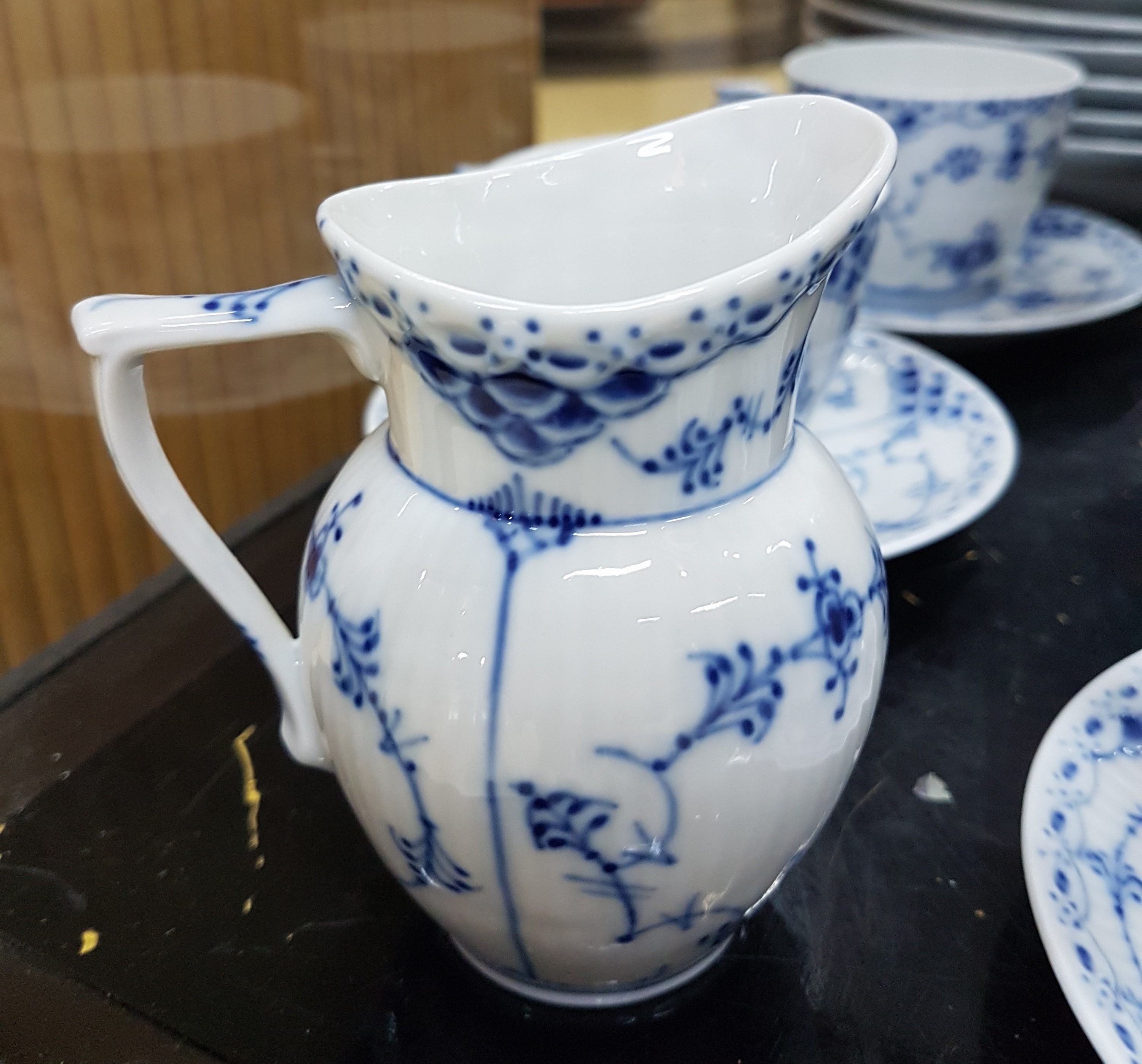 Detail p: Kaffee- und Speiseservice für 12 Personen, Kgl. Kopenhagen, Dekor Musselmalet Halbspitze, Kaffeekanne, Zuckerdose, Milchkännchen, 12 Tassen mit ...