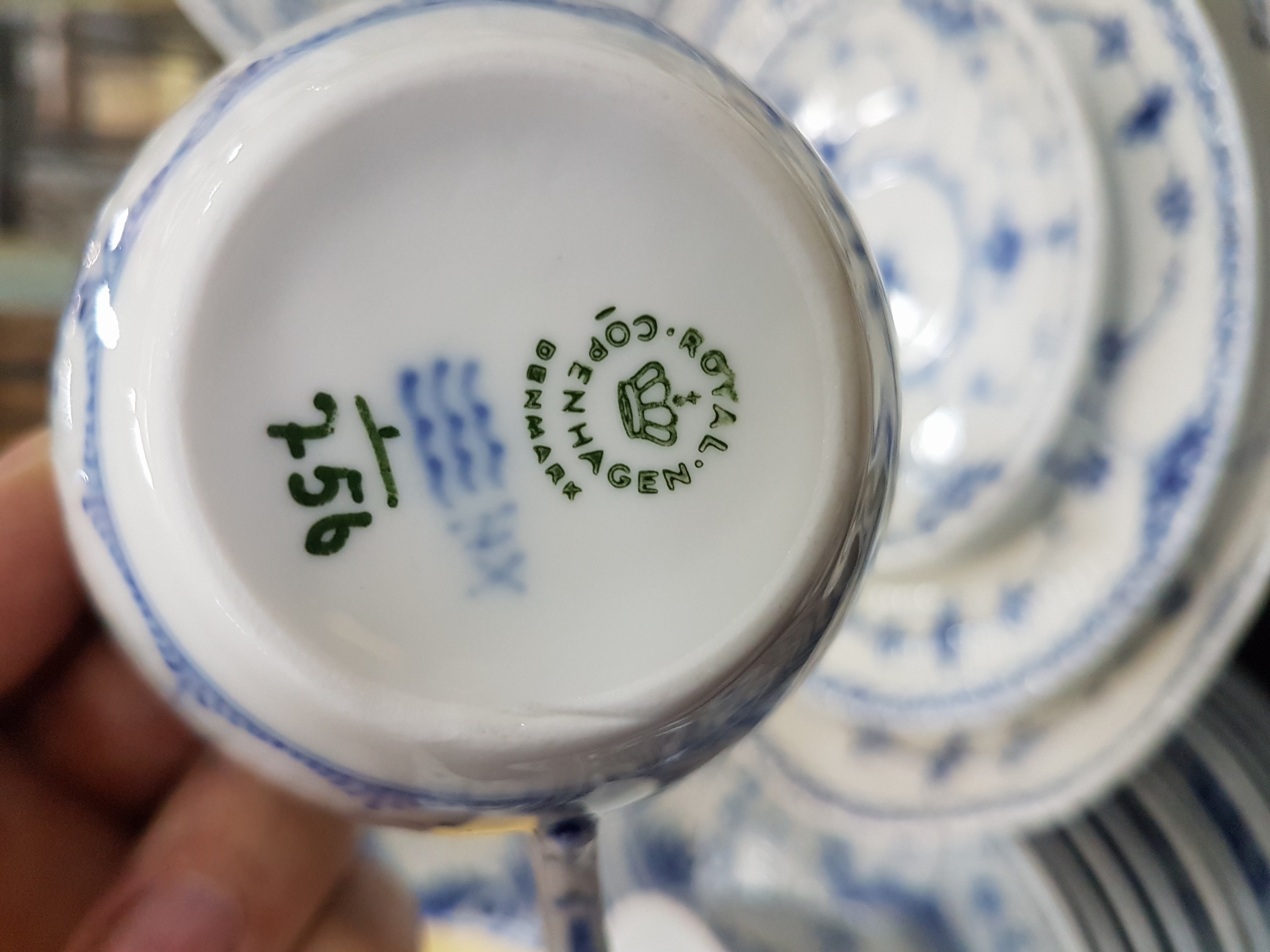Detail q: Kaffee- und Speiseservice für 12 Personen, Kgl. Kopenhagen, Dekor Musselmalet Halbspitze, Kaffeekanne, Zuckerdose, Milchkännchen, 12 Tassen mit ...
