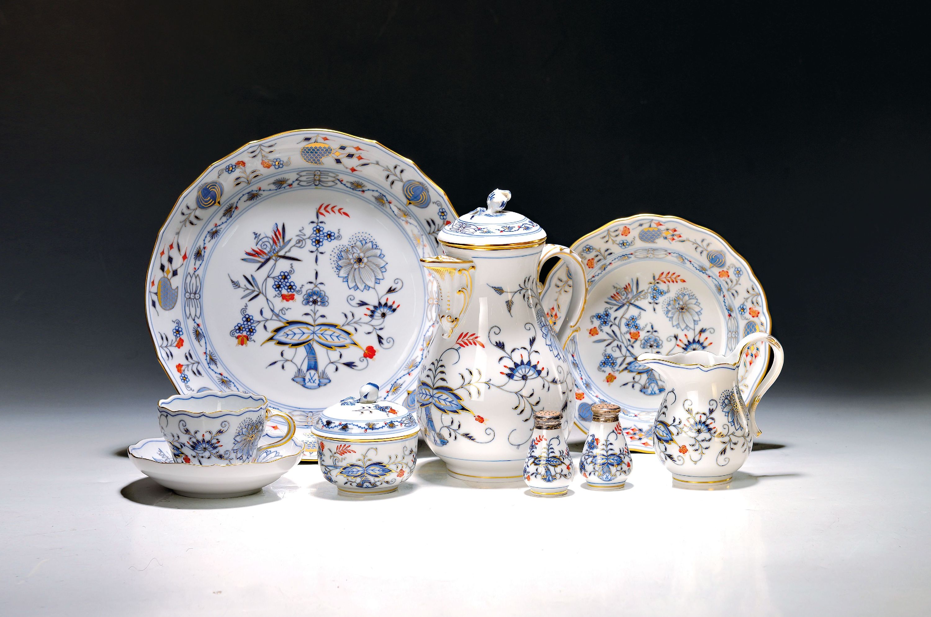 Image 27103786 - Kaffeeservice für 9 Personen, Meissen, 20. Jh., 1. Wahl, blaues Zwiebelmuster golden ...