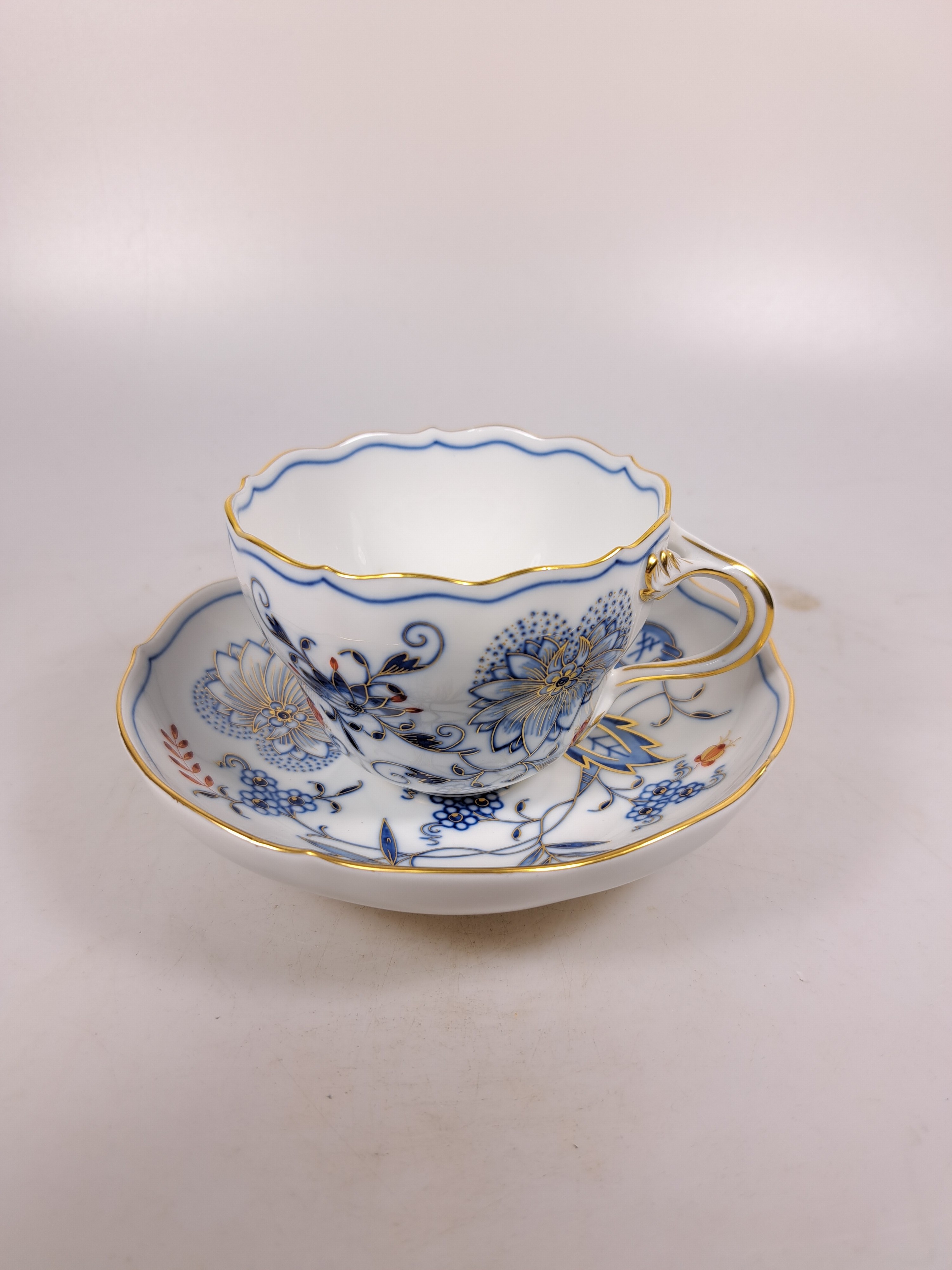 Detail a: Kaffeeservice für 9 Personen, Meissen, 20. Jh., 1. Wahl, blaues Zwiebelmuster golden und rot gehöht, Kaffeekanne, Zuckerdose, Milchkännchen, 9 ...