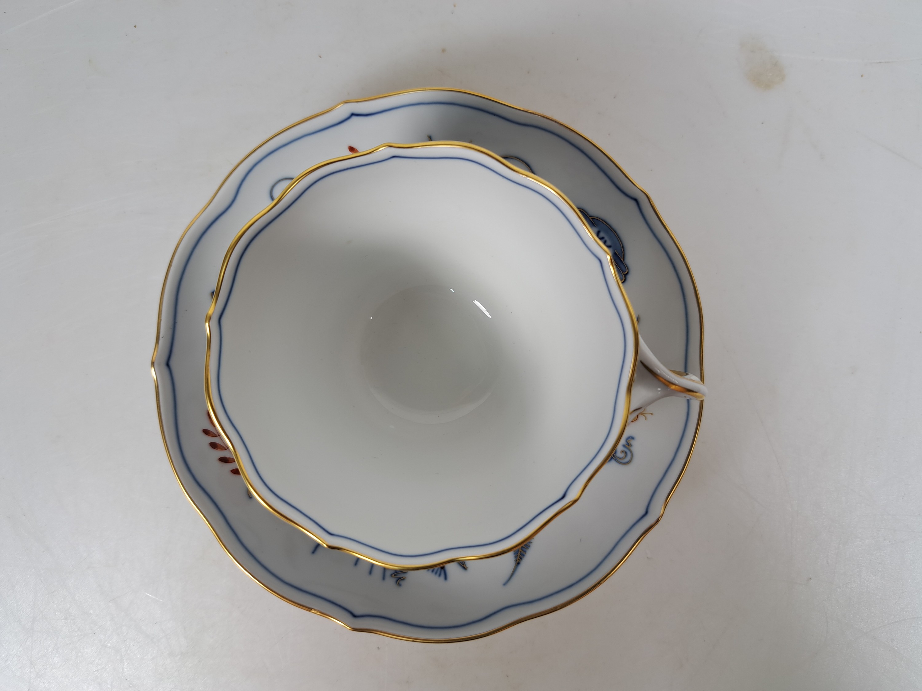Detail b: Kaffeeservice für 9 Personen, Meissen, 20. Jh., 1. Wahl, blaues Zwiebelmuster golden und rot gehöht, Kaffeekanne, Zuckerdose, Milchkännchen, 9 ...