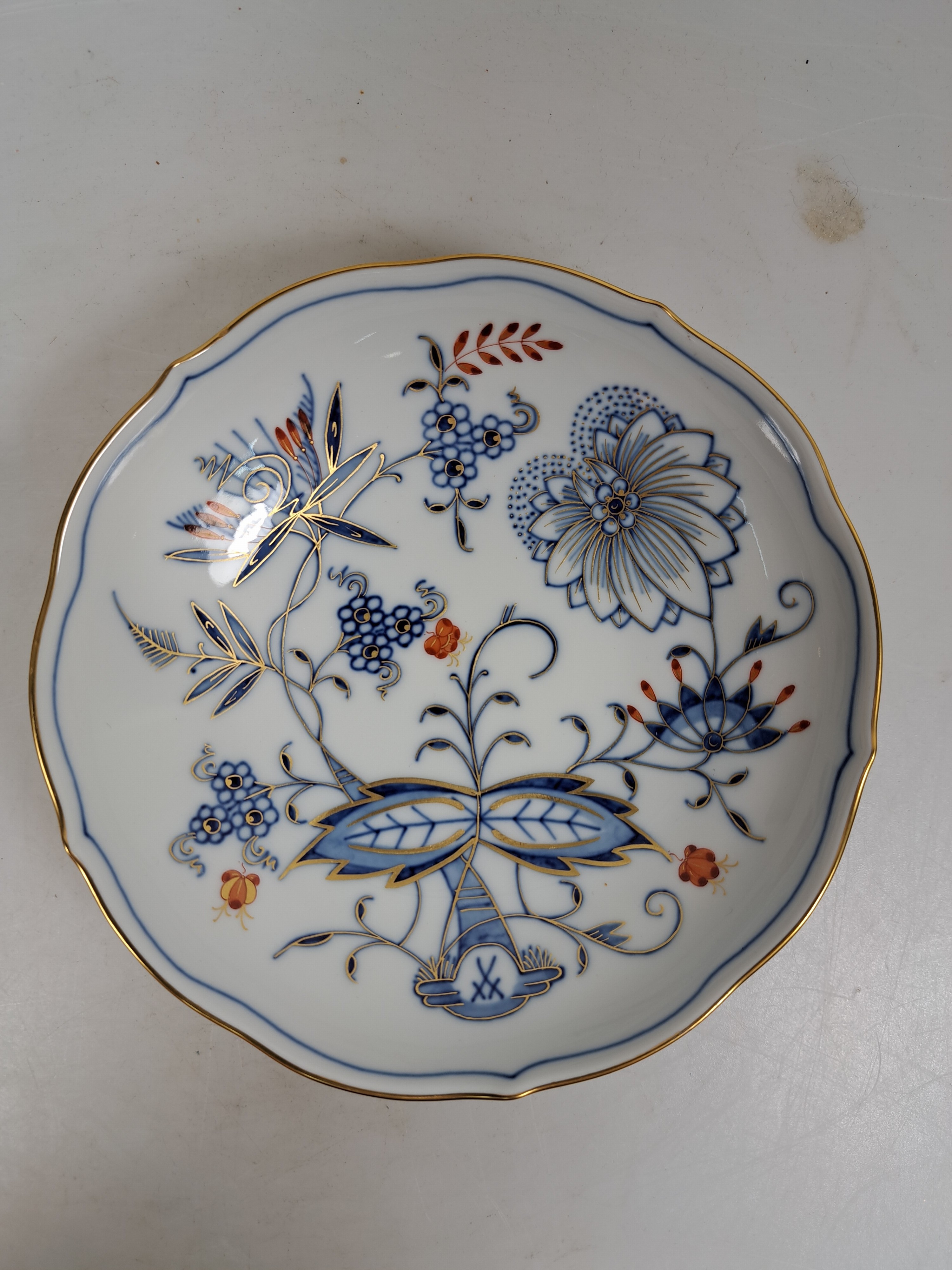Detail c: Kaffeeservice für 9 Personen, Meissen, 20. Jh., 1. Wahl, blaues Zwiebelmuster golden und rot gehöht, Kaffeekanne, Zuckerdose, Milchkännchen, 9 ...